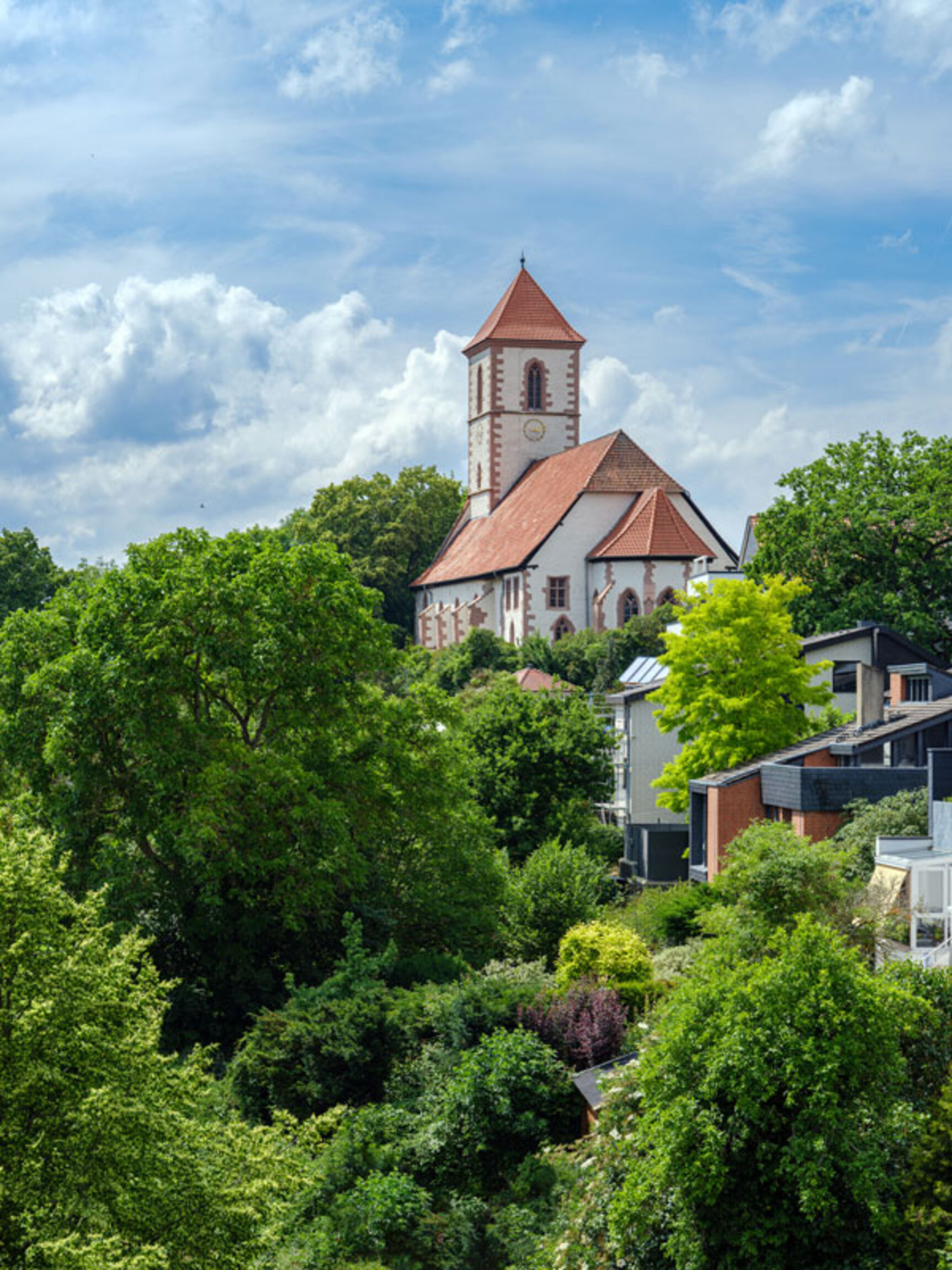 Klosterkirche am Hang