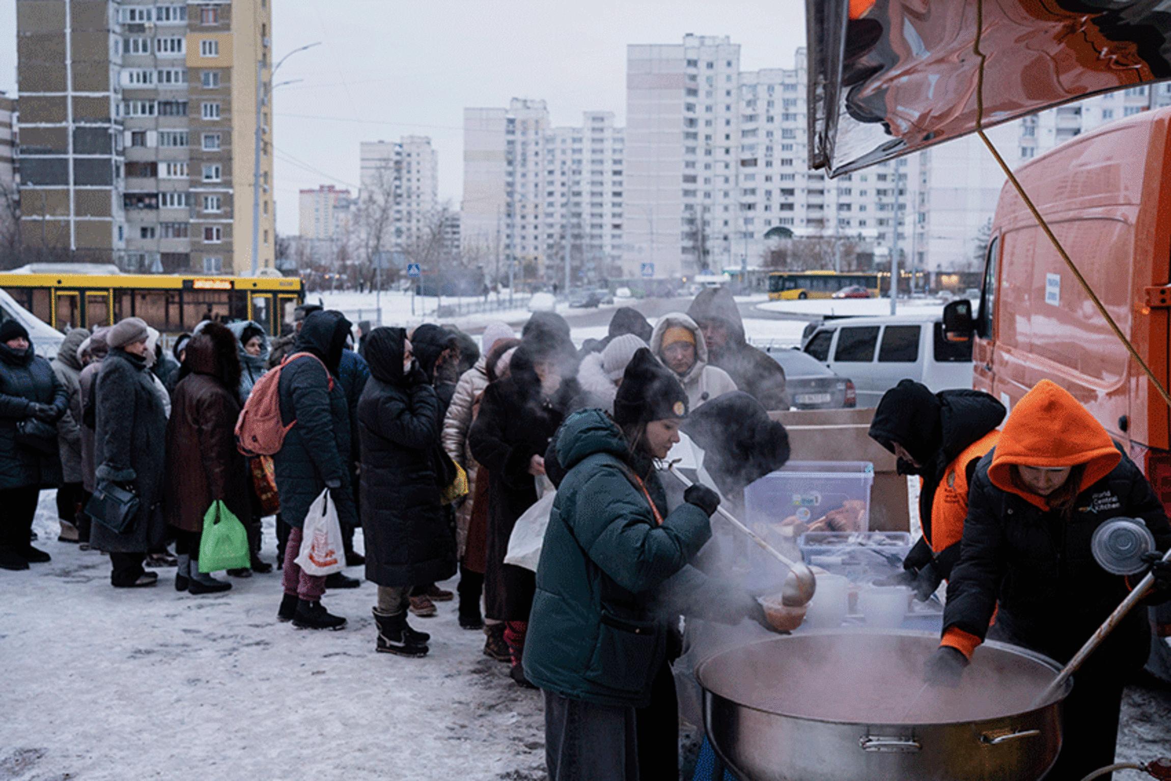 Menschen in der Ukraine stehen im Winter an für ein warmes Essen