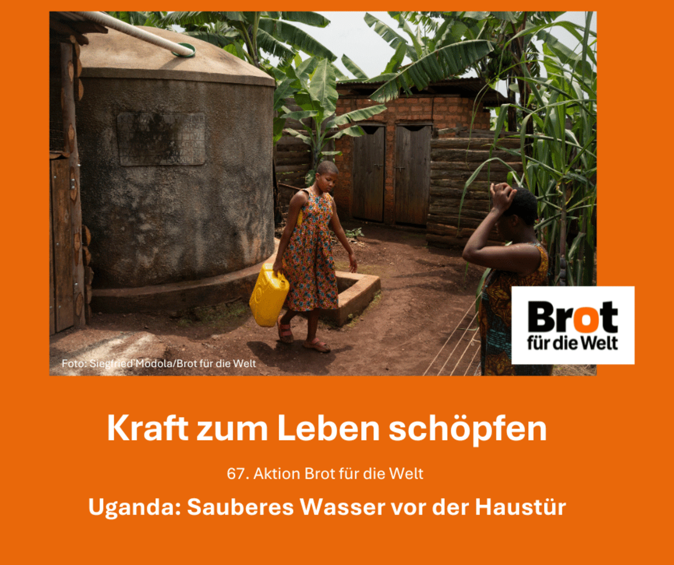 Eine Frau in Uganda trägt einen Wasserkanister