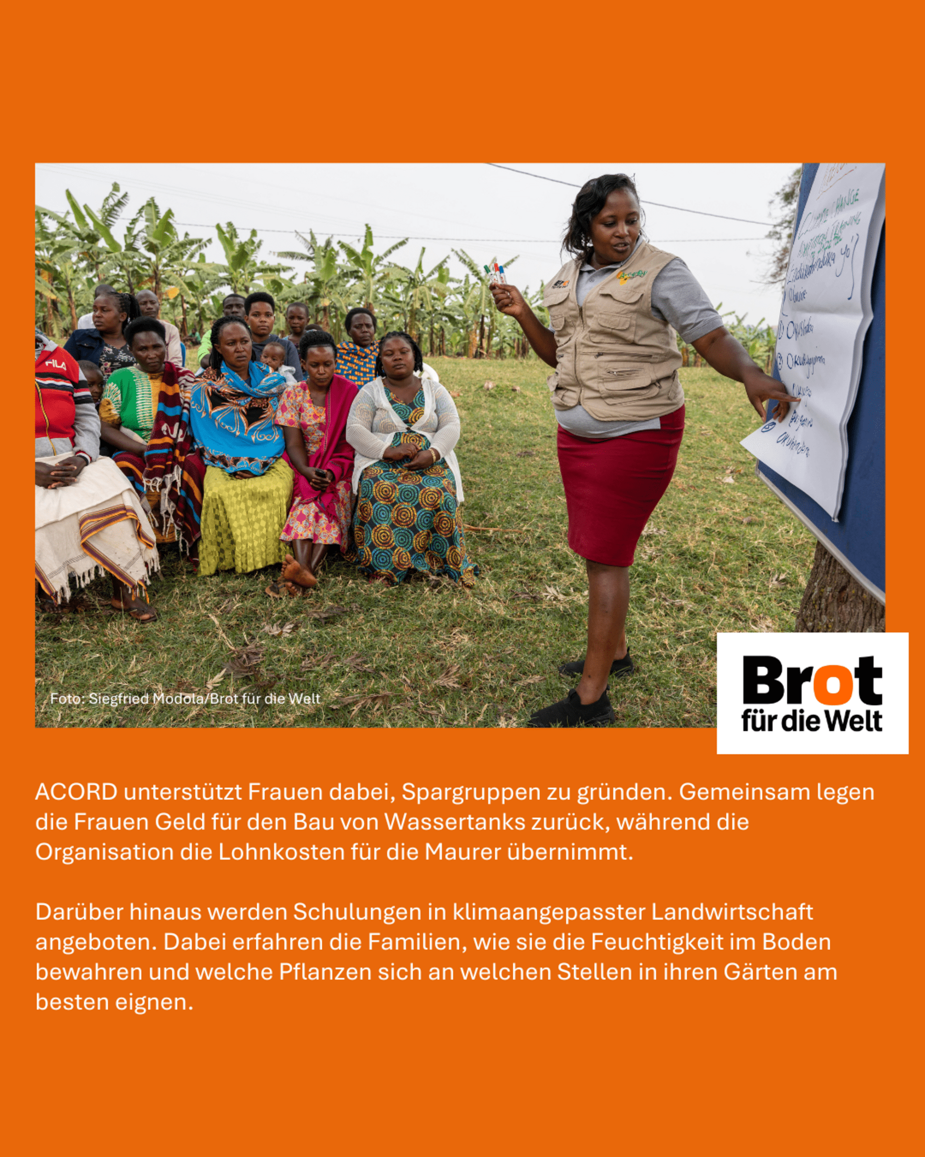 Eine Frau in Uganda zeigen anderen Frauen etwas an einer Tafel