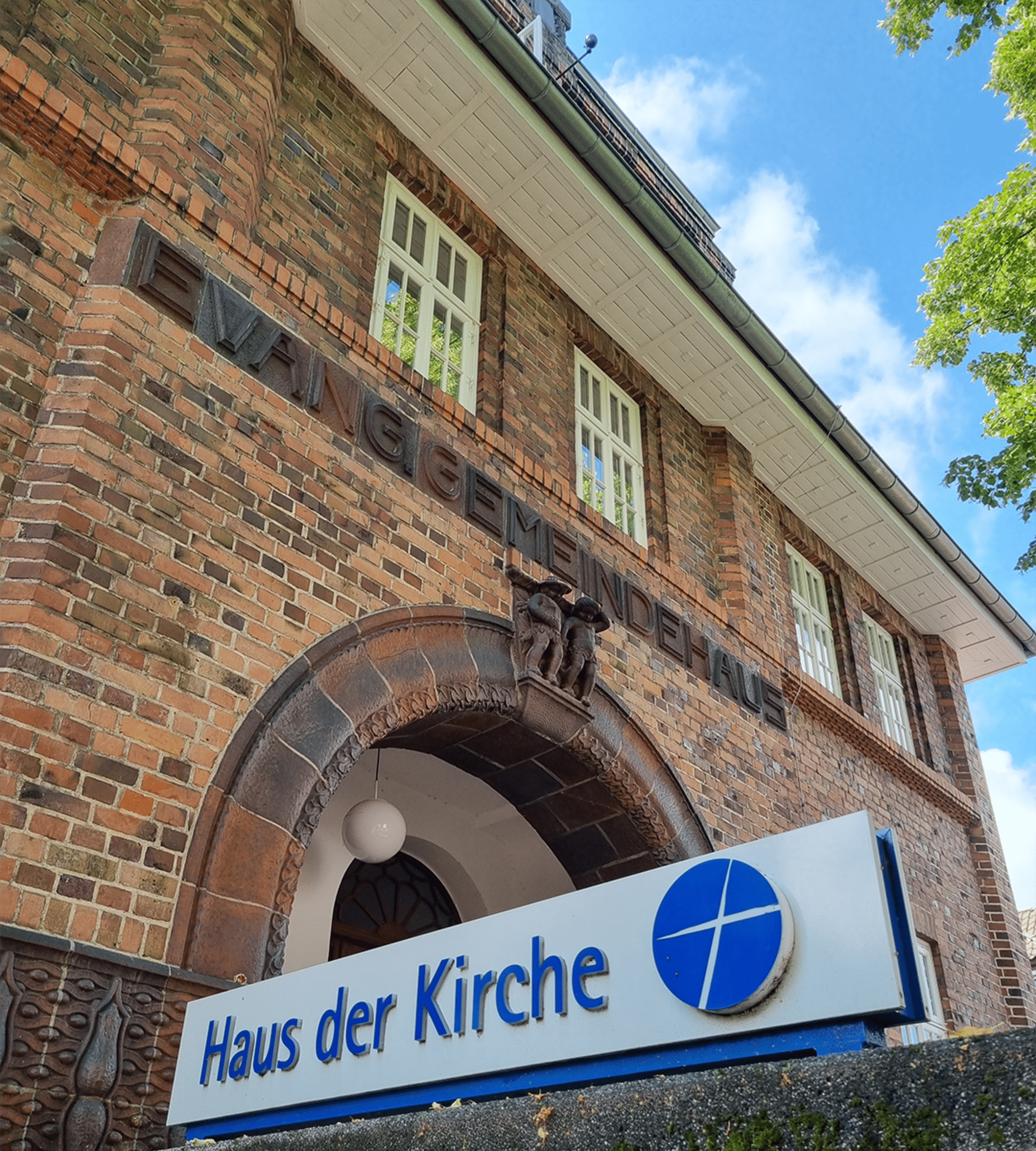 Hauseingang mit dem Schild und Schriftzug Haus der Kirche