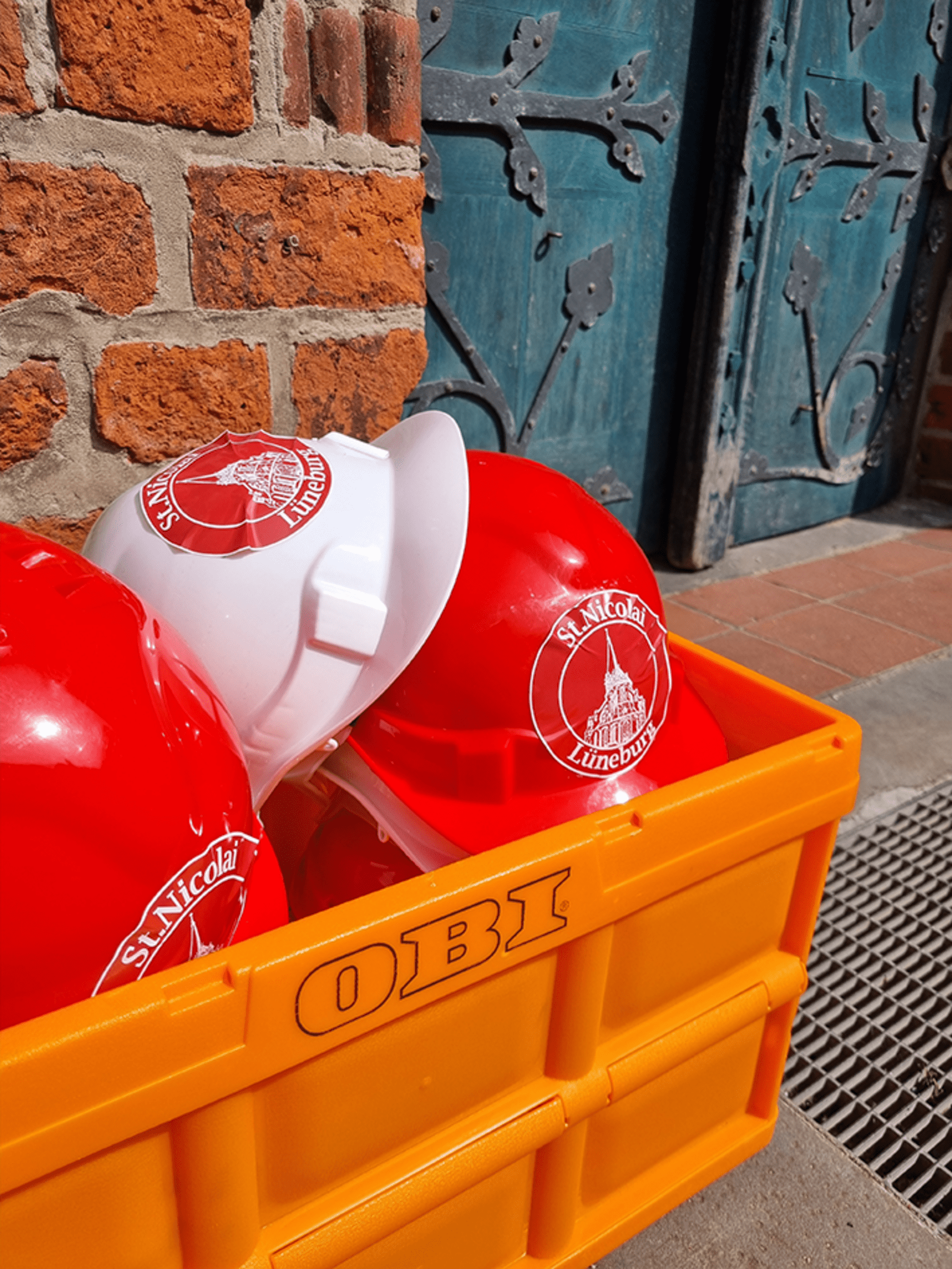 St. Nicolai Bauhelme für die Sicherheit, Foto: Hueske