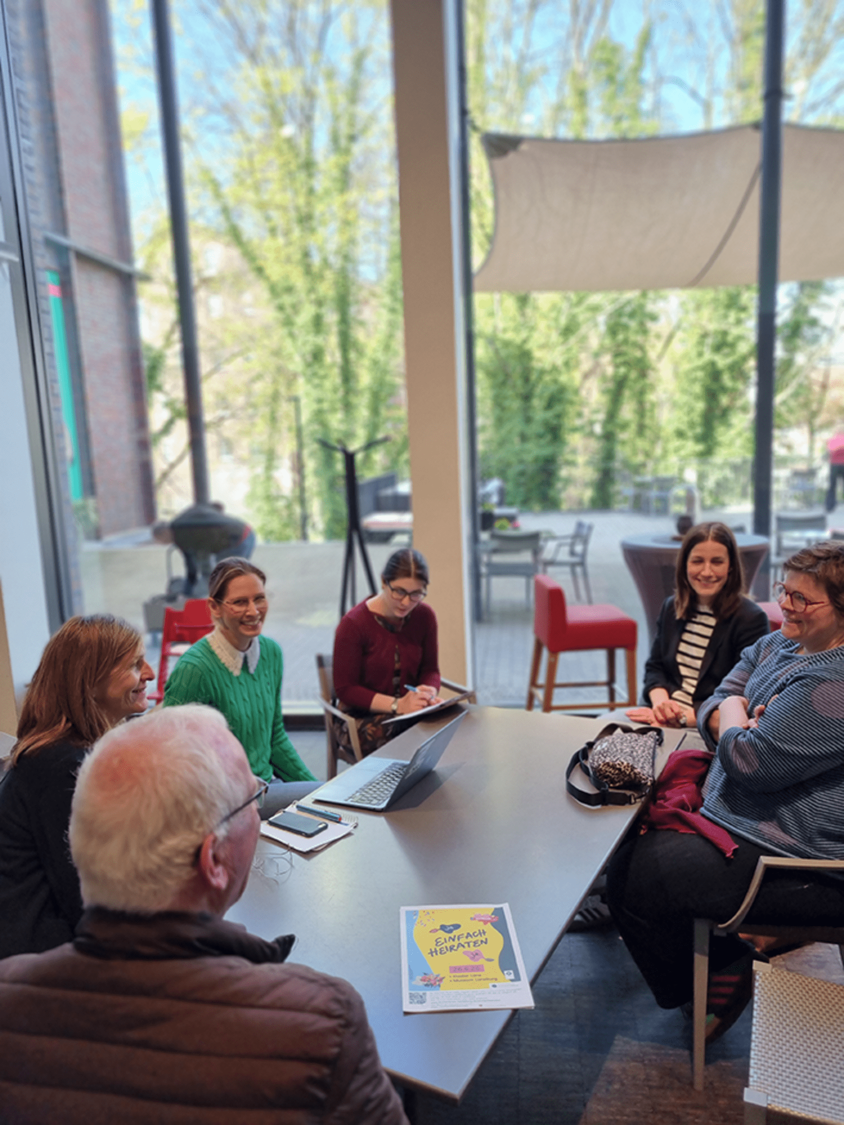 Gruppe beim Gespräch am Tisch im Museum Lüneburg