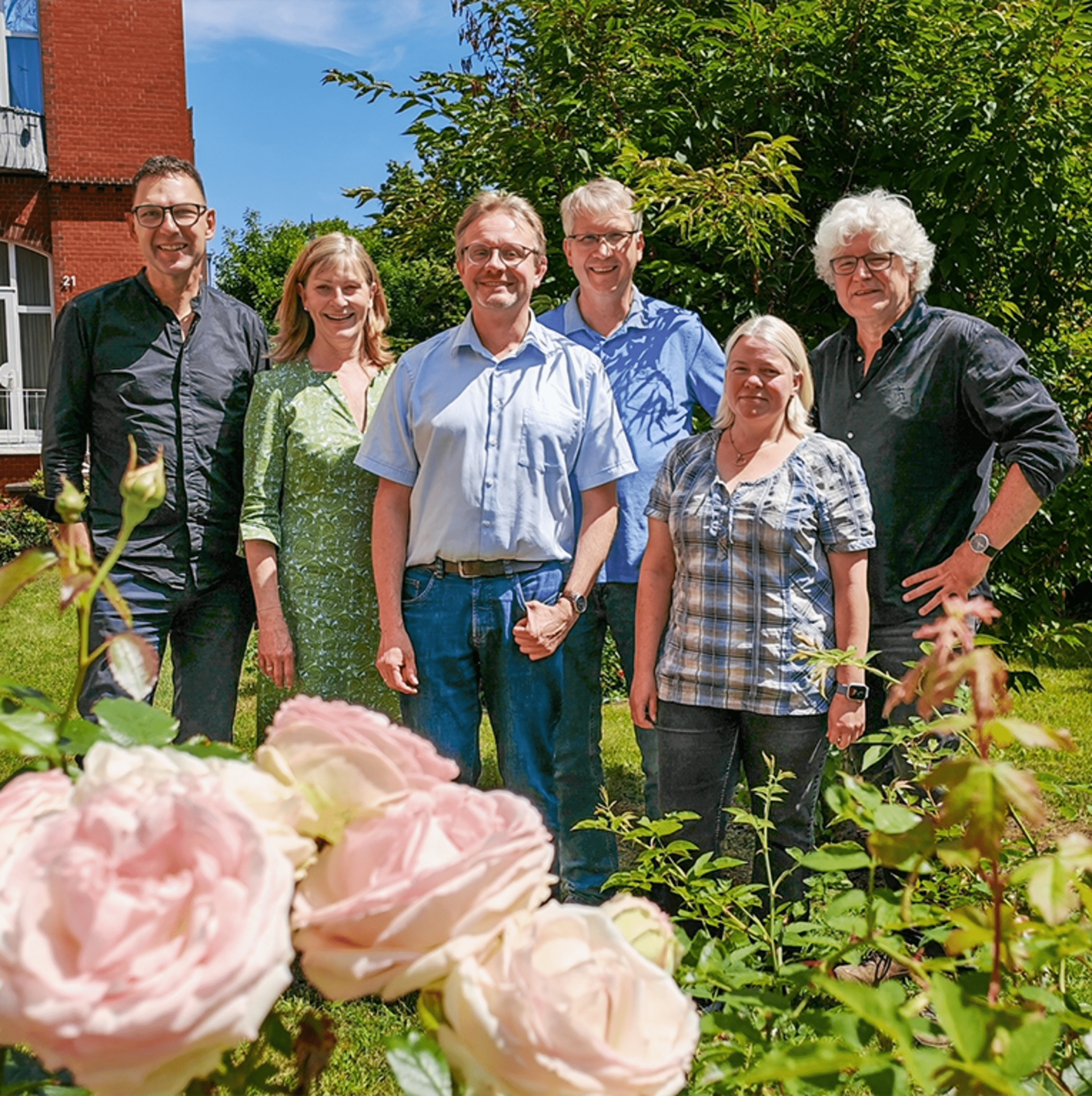 Der Leitungskreis aus Superintendenten und Stellvertreter:innen, v.l.n.r.: Ltd. Superintendent Christian Stasch, Silke Ideker, Pastorin in St. Michaelis Lüneburg und Hochschulseelsorgerin, Dennis Schipporeit, Pastor in Paul-Gerhardt Lüne Lüneburg, Superintendent Christian Cordes, Iris Weiner, Pastorin der Kirchengemeinde St. Marien Scharnebeck, Henning Hinrichs, Schulpastor.  Foto: Kirchenkreis Lüneburg