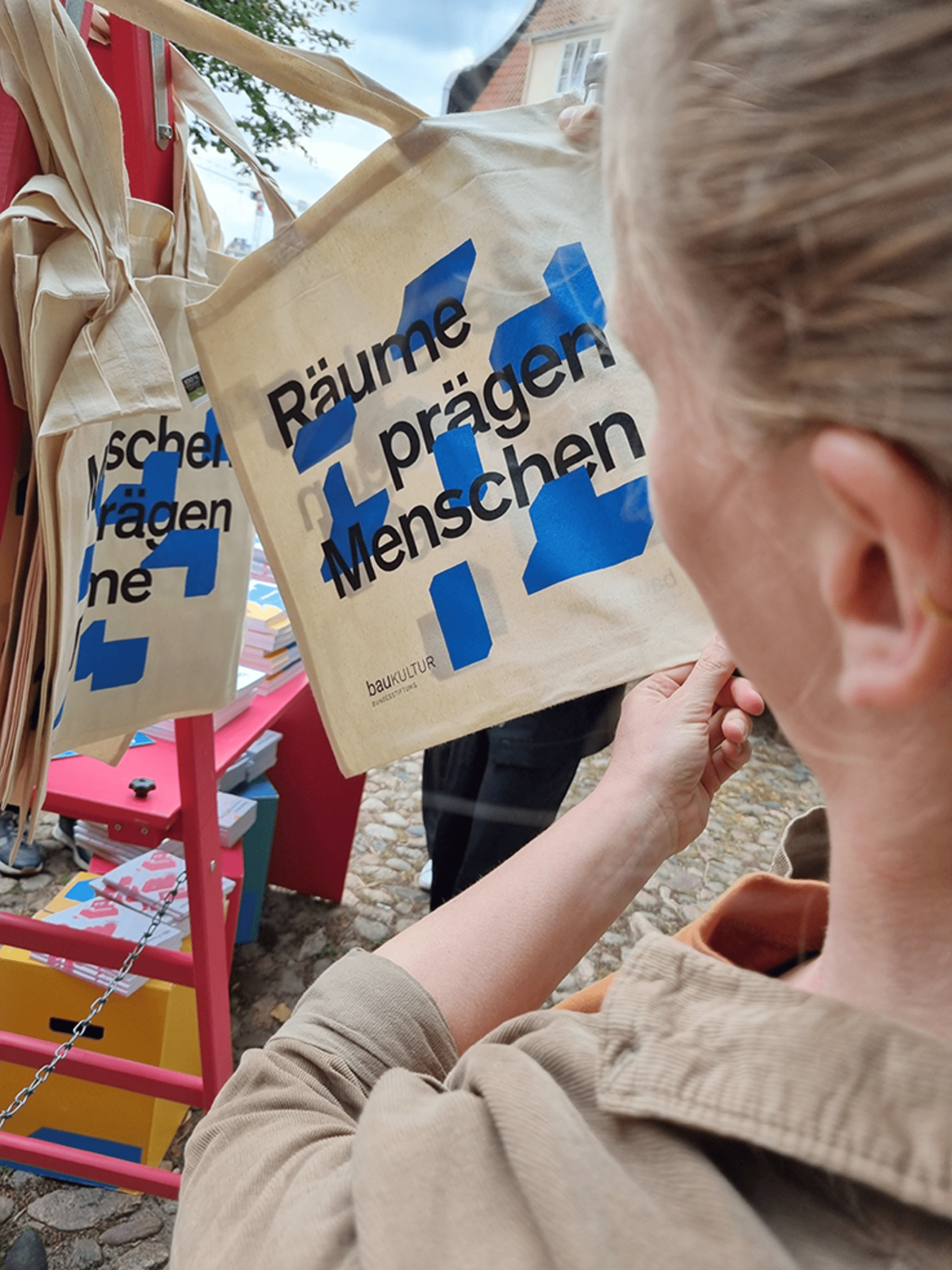 Taschenaufdruck Räume prägen Menschen