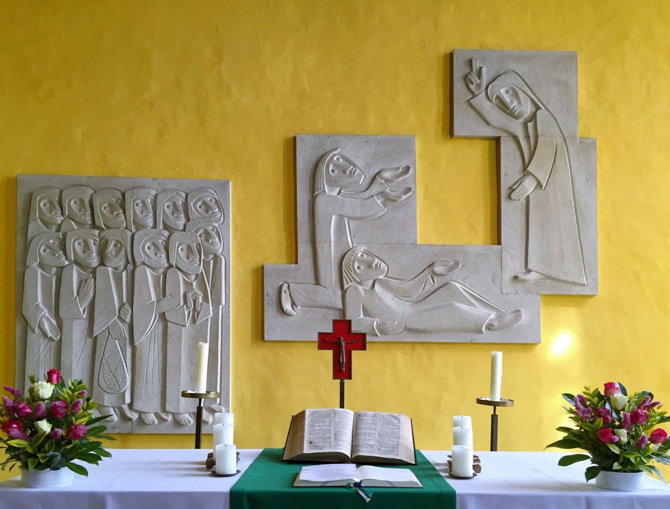 Altar der Markuskirche Stade - Sandsteinrelief des Bildhauers Kurt Lettow - Foto: C. Berndt 