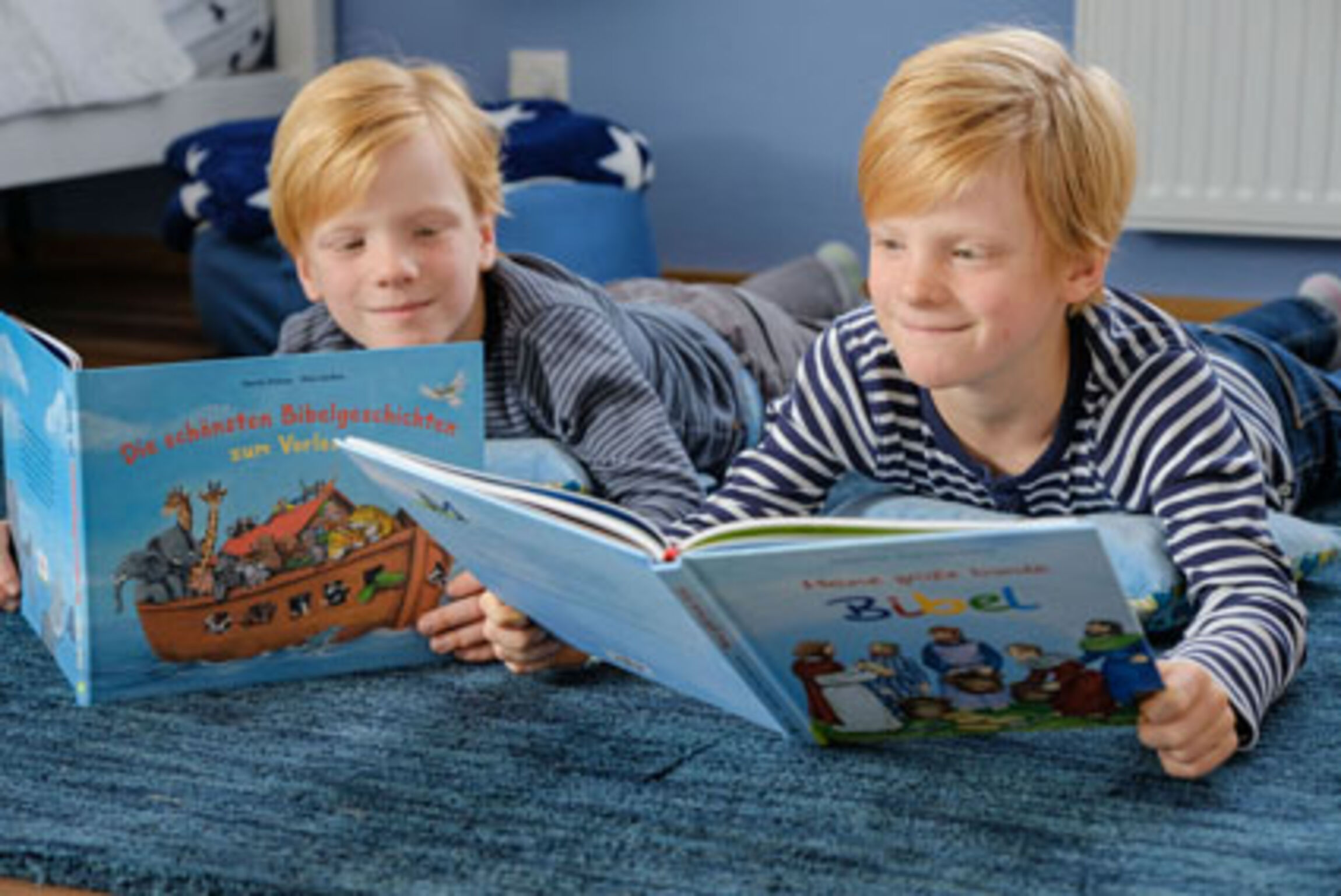 Die Zwillinge Finn und Ryan lesen die Kinderbibel (Foto: Jens Schulze) 