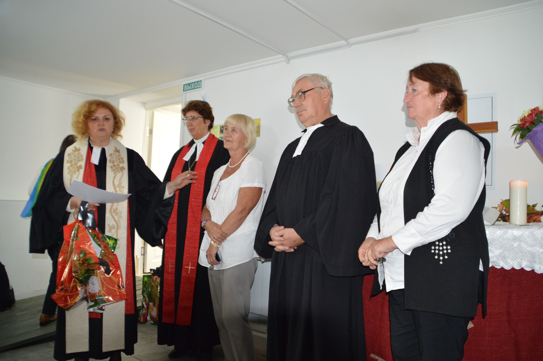 Pastorin Tatjana Shivoderova (1.v.links) und Pröpstin Dr. Olga Temirbulatova (2.v.l.) ehren den Kirchenvorstand im Festgottesdienst für sein Engagement