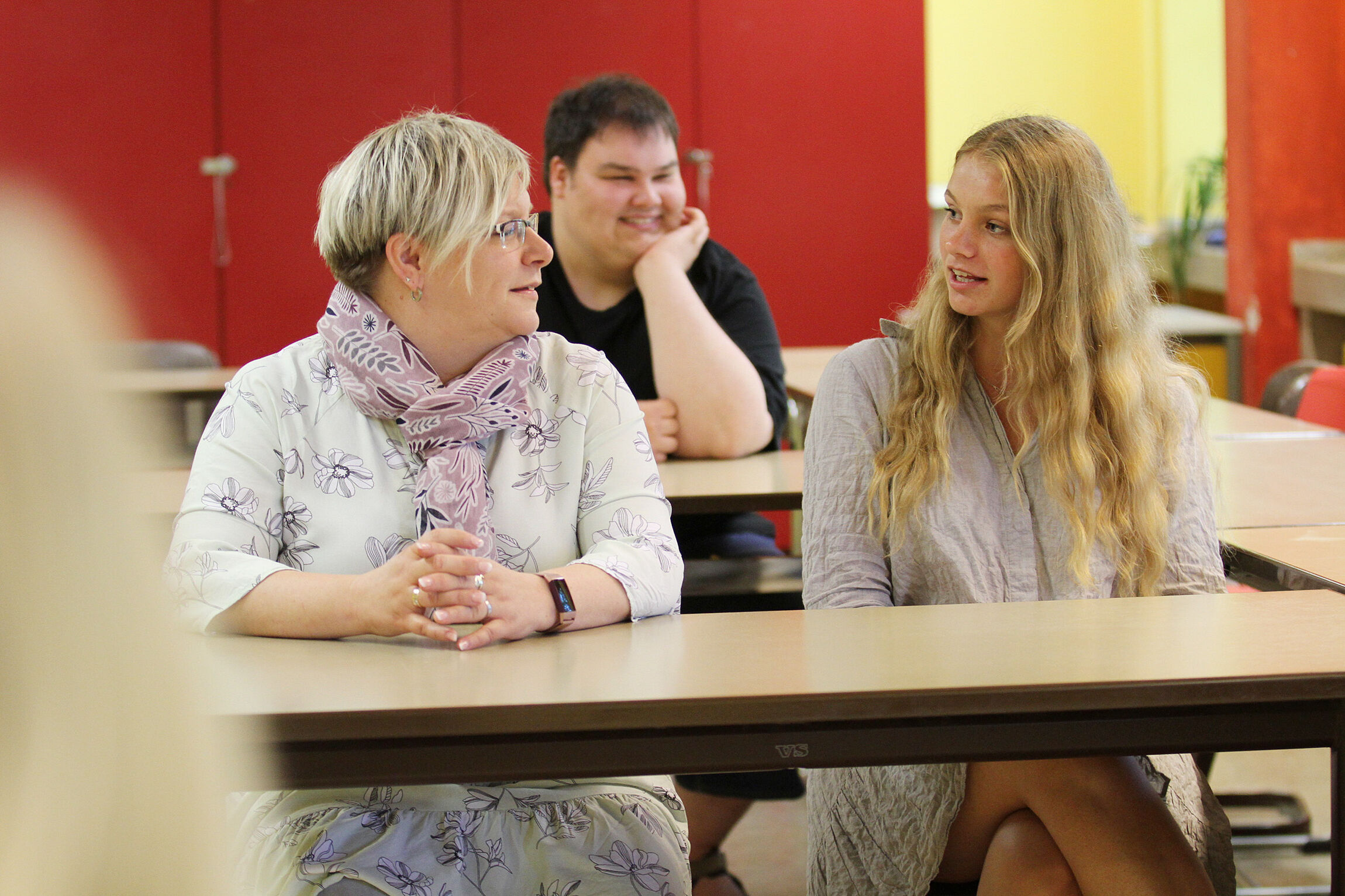 Kerstin Wittlake, Kilian Opitz und Kim Söffker (von links) diskutieren über Medienethik. Foto: Lothar Veit / EMA