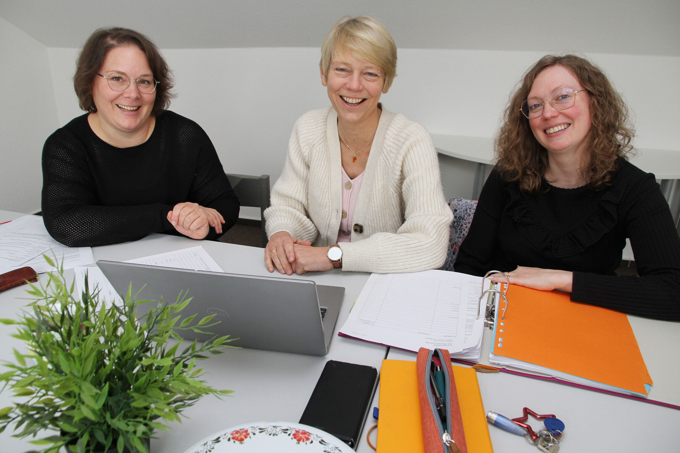 Die aktuelle Pelikan-Redaktion (von links): Lena Sonnenburg, Christina Harder und Linda Frey. Dazu gehört außerdem Rektorin Silke Leonhard. Foto: Lothar Veit