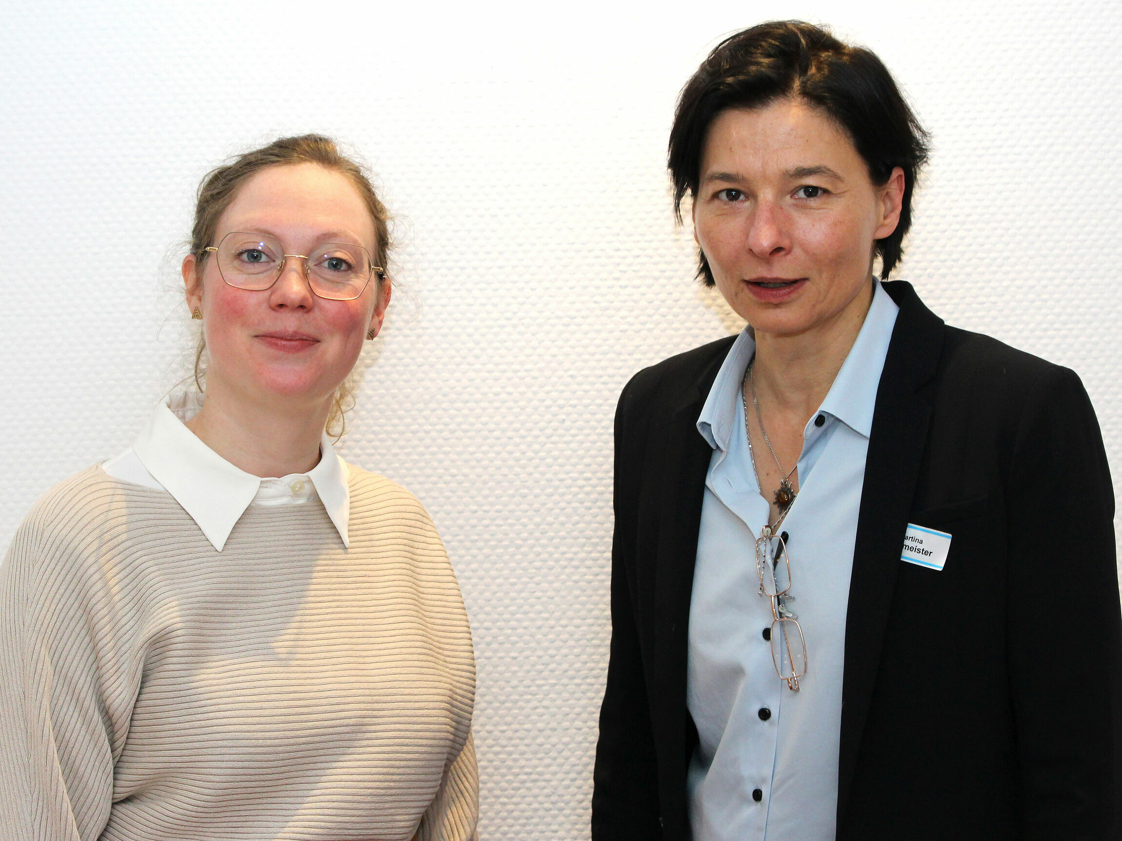 Linda Frey und Martina Hoffmeister (von links) diskutierten mit Lehrkräften über das Thema „Auferstehung 2.0“. Foto: Michaela Veit-Engelmann