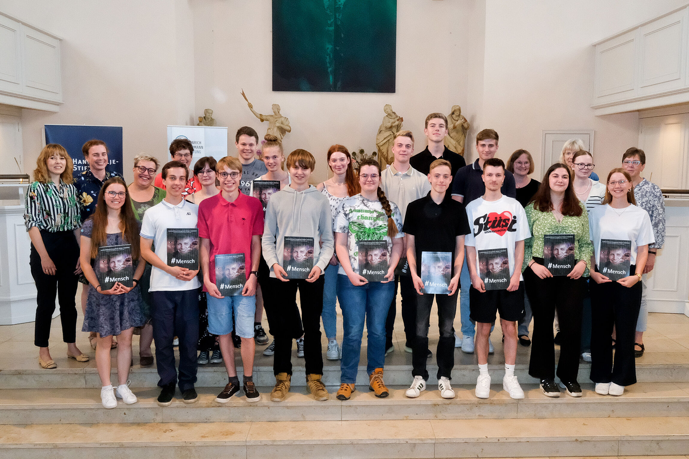 Die Gewinnerinnen und Gewinner der Geldpreise und des Sonderpreises mit ihren Lehrerinnen und Lehrern. Foto: Dethard Hilbig/RPI