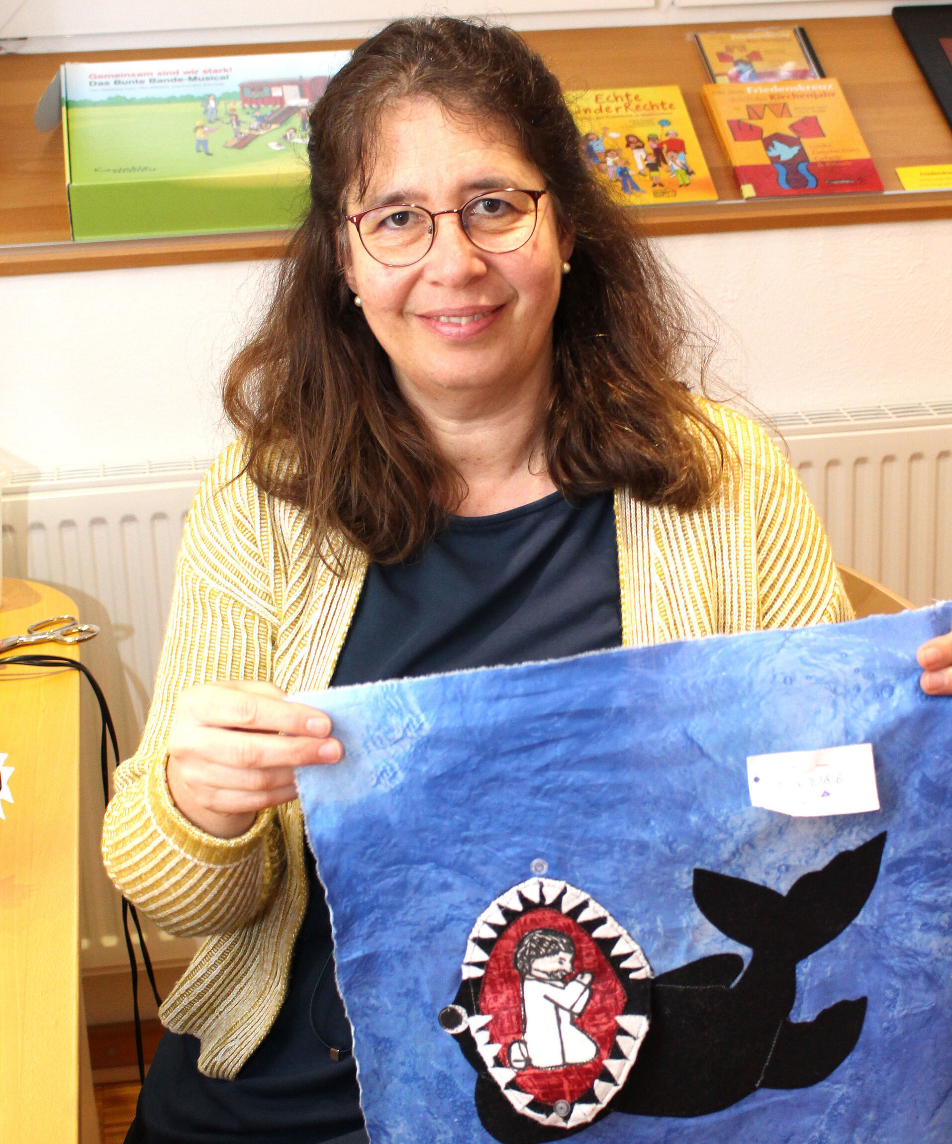 Alexandra Wilde präsentiert ihre Vorarbeiten zum Storybag zu Jona. Foto: RPI