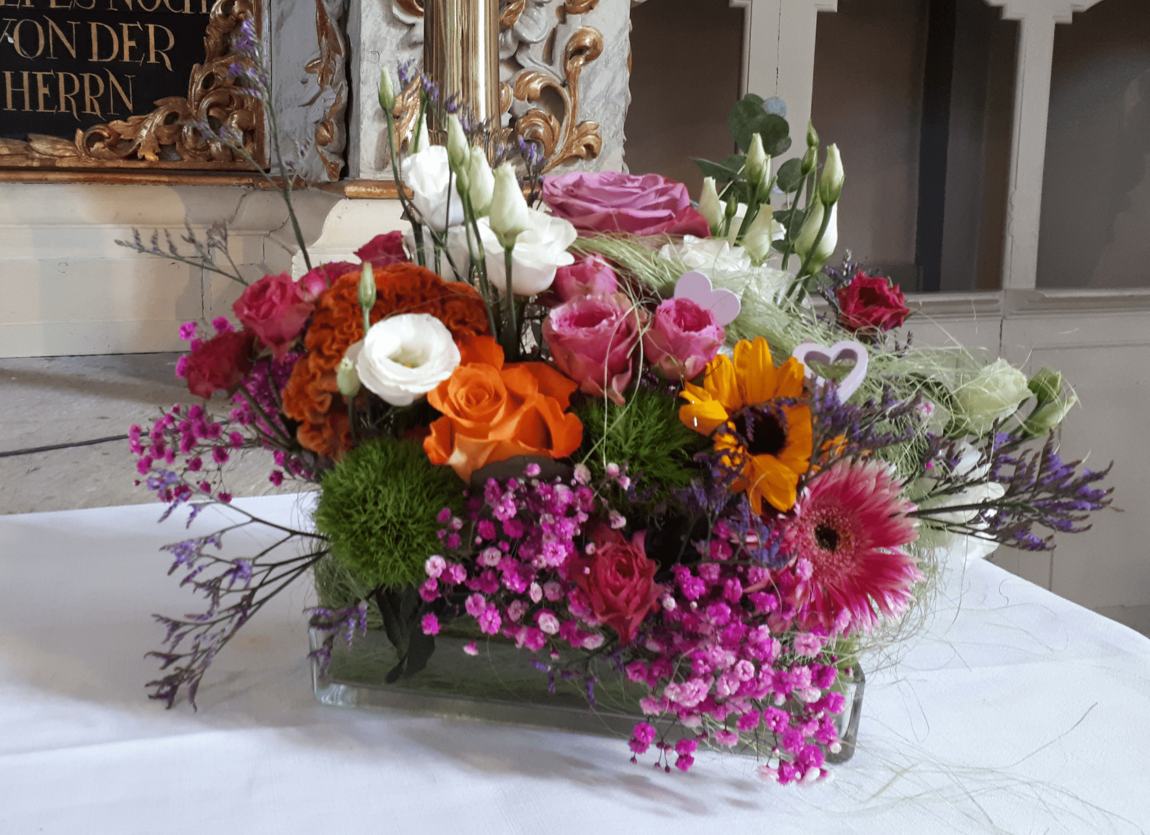 Frühlingshafter Blumenschmuck auf dem Altar (geschnitten)