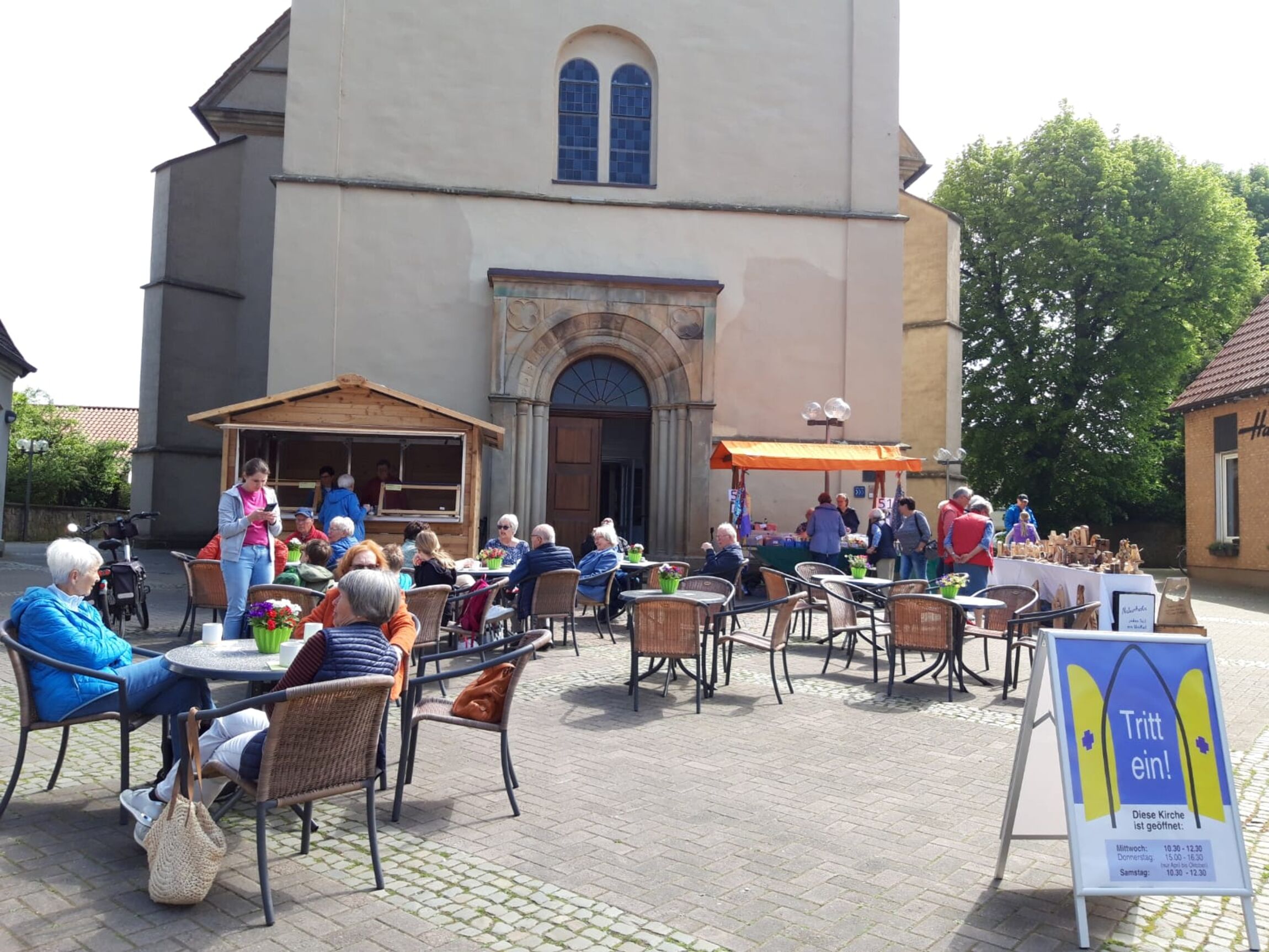 Kirchencafé auf dem Geranienmarkt