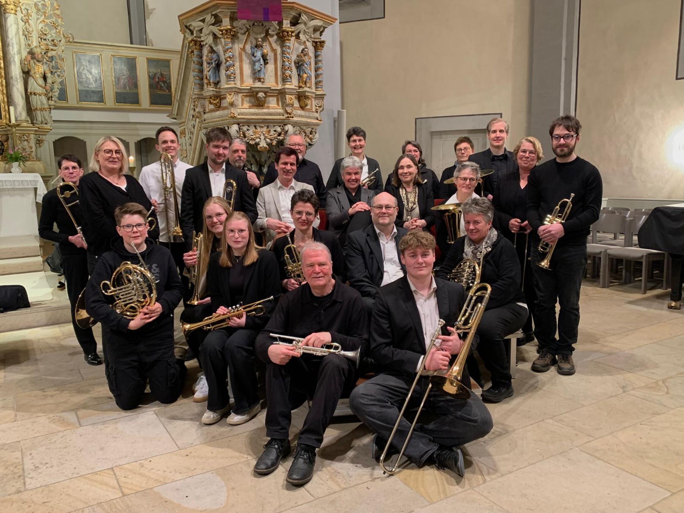 Gruppe mit Gästen quer