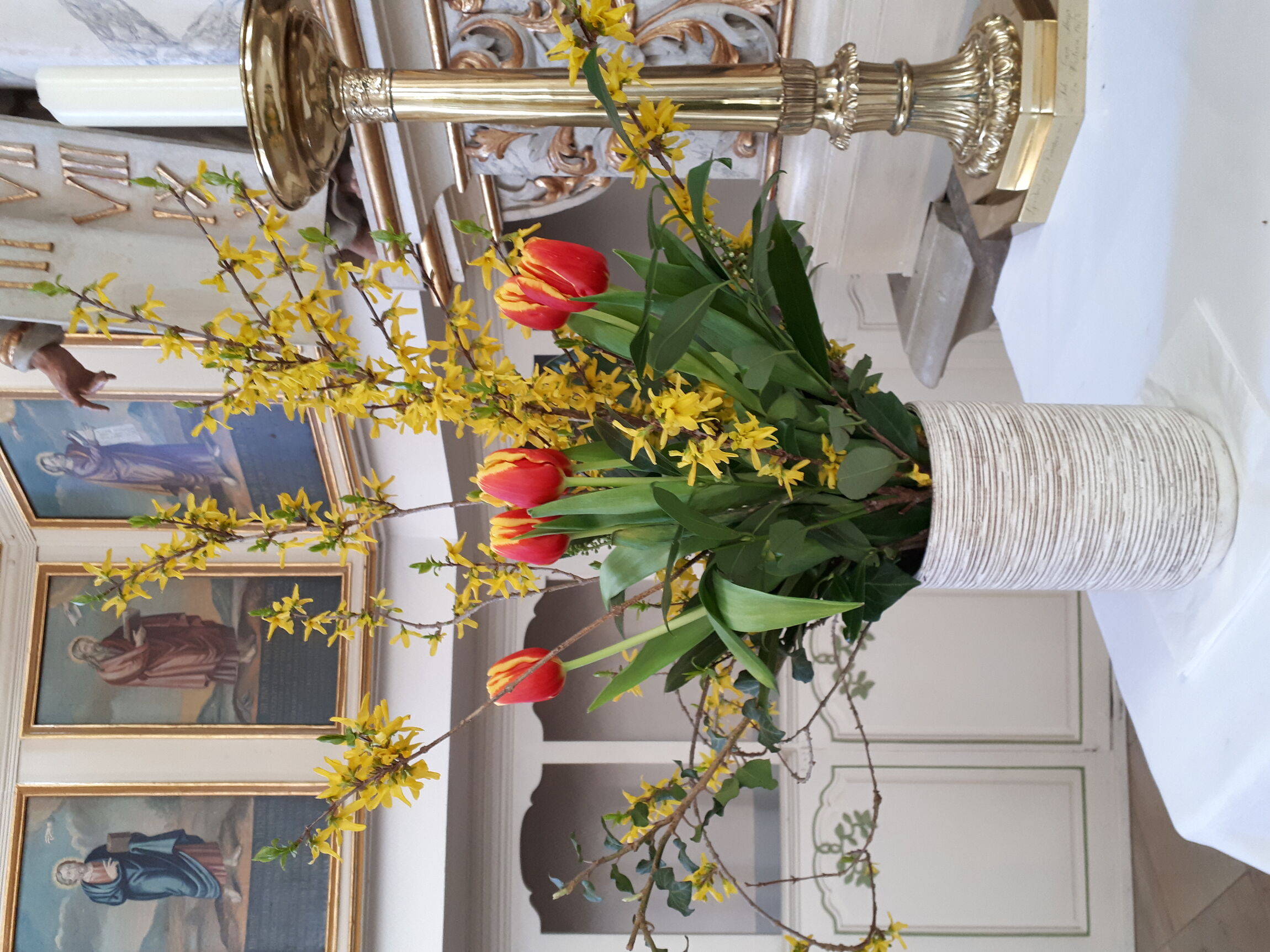 Tulpenstrauß auf dem Altar
