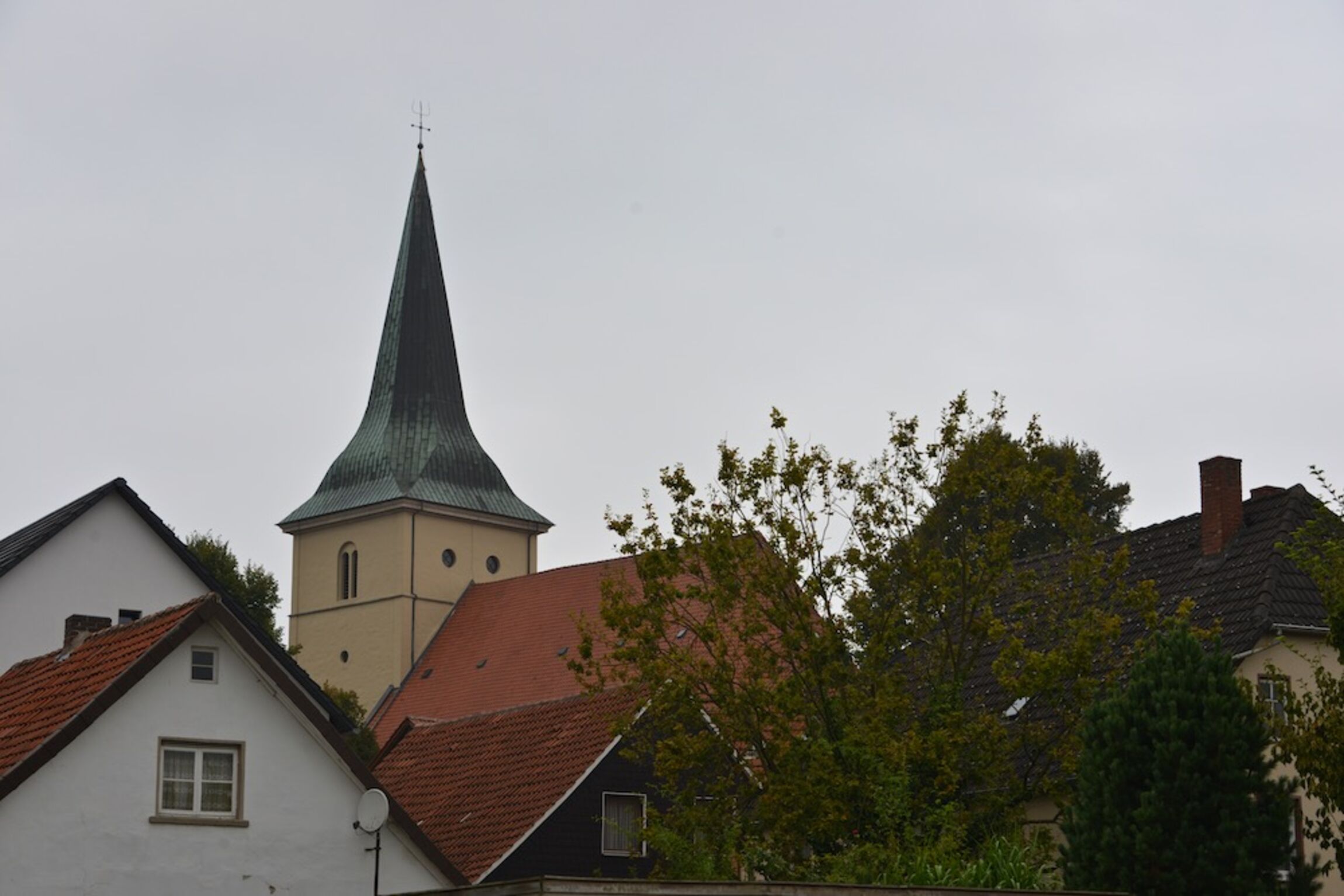 Kirchturm über Dächern quer