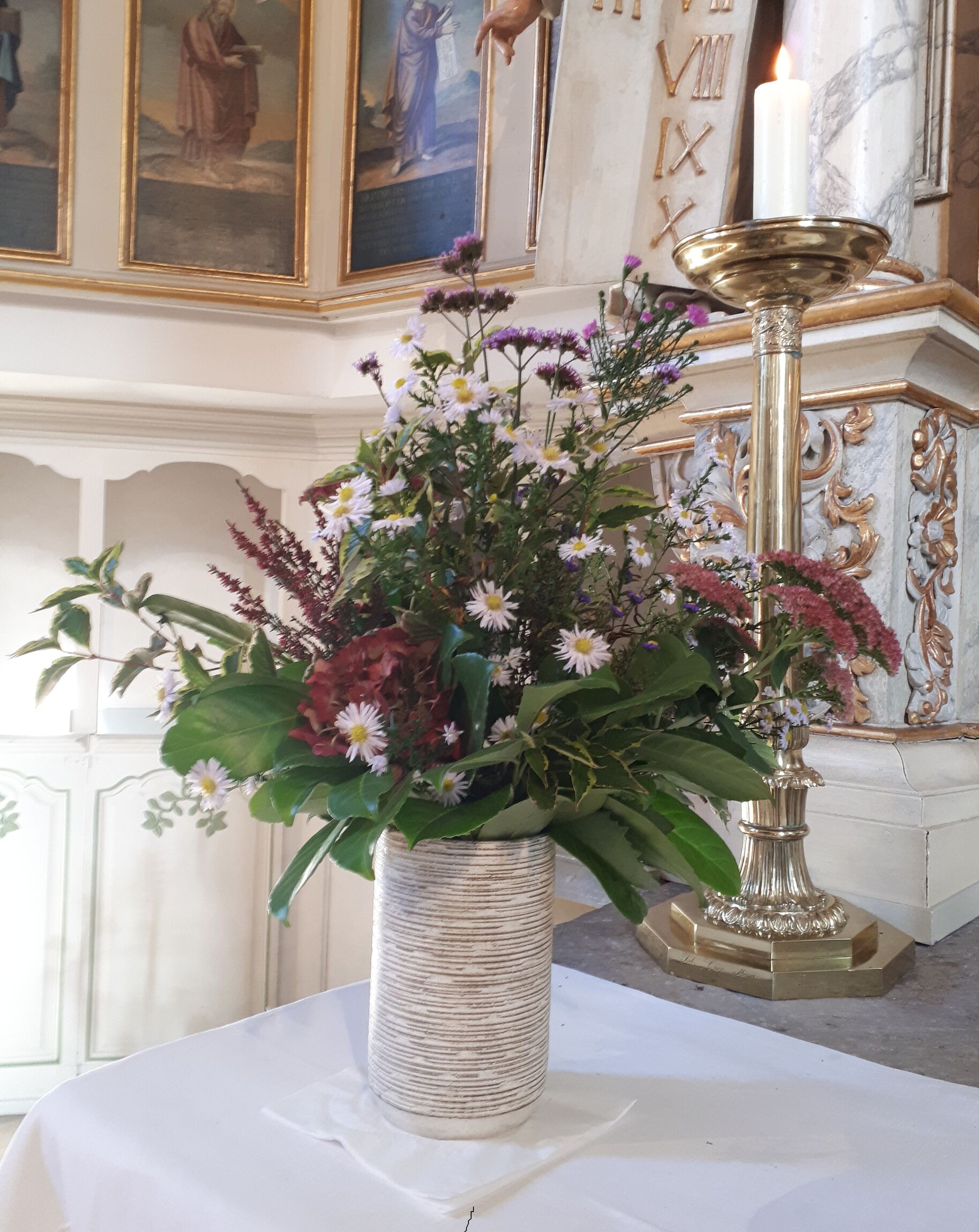 Herbstlicher Blumenstrauß auf dem Altar