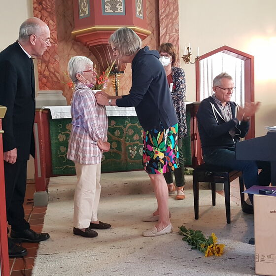 Frau Grebe bekommt das Kronenkreuz von Frau Rümenapf (Foto: K. + R. Herrmann)