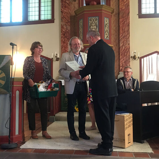 Lutz Heinke überreicht für die beiden Gemeinden die Urkunde (Foto: K. + H. Herrmann)