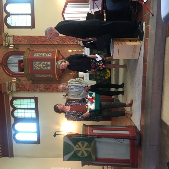 Martina Stietenroth übergibt den Präsentkorb aus Klein Lengden und Groß Lengden... (Foto: K. + H. Herrmann)