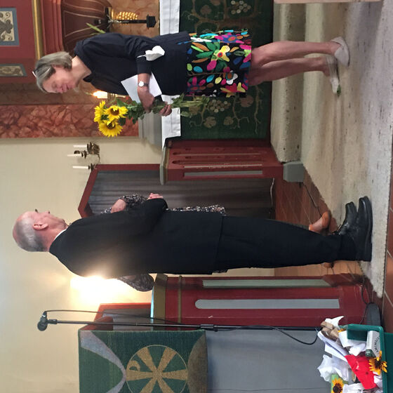 ...dazu Blumen, überreicht von Monika Rümenapf (Foto: K. + H. Herrmann)