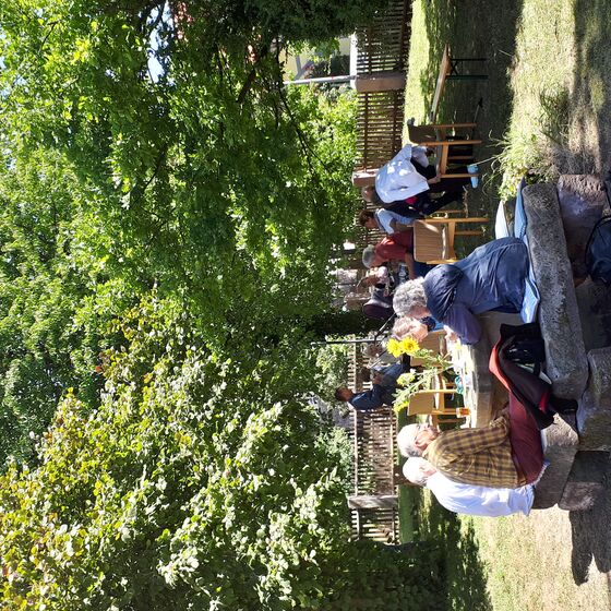 Der Steintisch hat jetzt schöne Sitzgelegenheiten (Foto: K. + H. Herrmann)