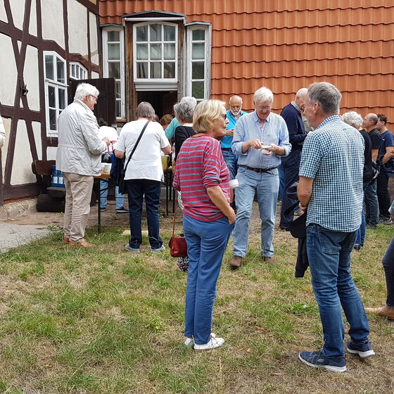 Zur gemeinsamen Feier gehört essen und trinken (Foto: L. Heinke)