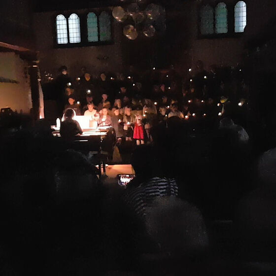 Zum Abschluss: Alle Chöre singen mit der Gemeinde (Foto: L. Heinke)