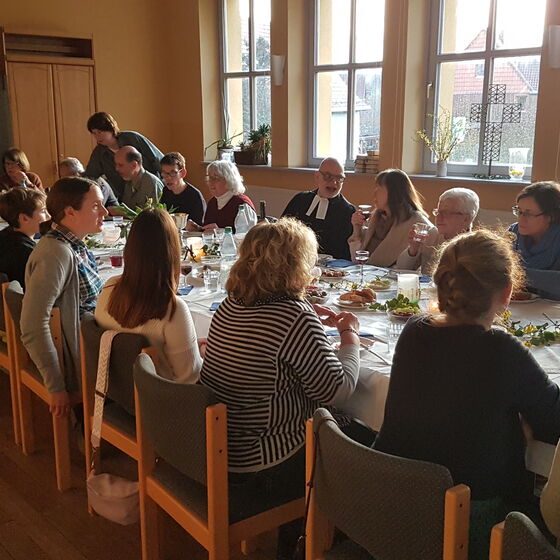 Tischabendmahl (Foto: L. Heinke)