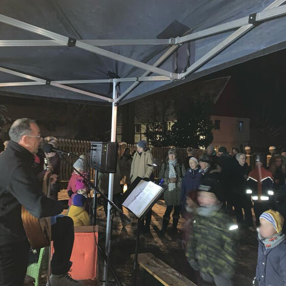 Weihnachtslieder zur Gitarre (Foto: L. Heinke)
