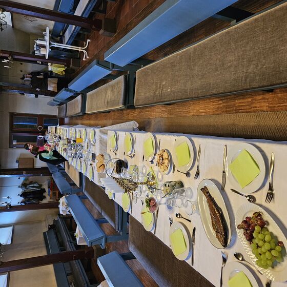 Speisen kommen auf die Tische (Foto: L. Heinke)