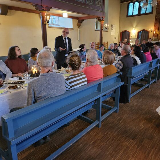 Im Gespräch mit der Gemeinde: Sup. Uhlhorn (Foto: L. Heinke)