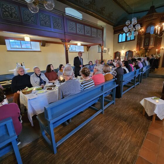 Sup. Uhlhorn leitet die Andacht (Foto: L. Heinke)