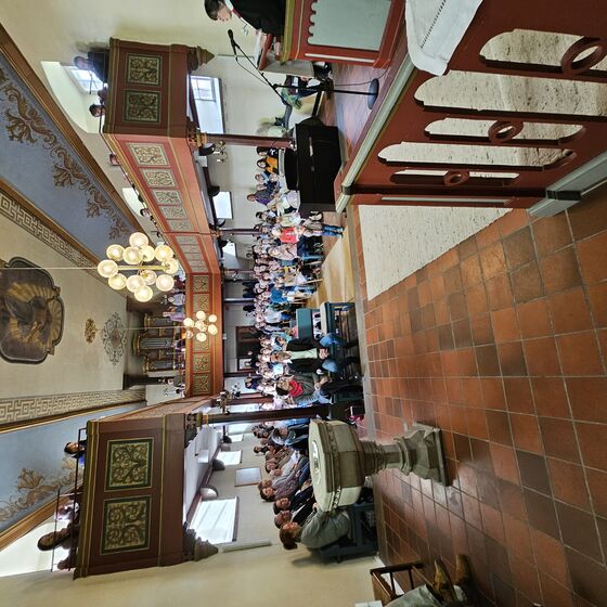 Prädikatin Ilona Raupach begrüßt die Gemeinde (Foto: L. Heinke)