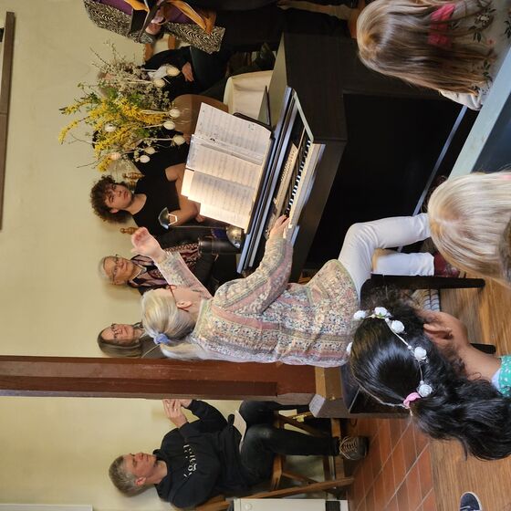 Ona leitet den Chor (Foto: L. Heinke)