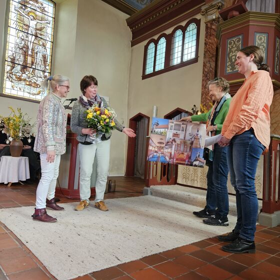 Der Kirchenvorstand bedankt sich und überreicht ein Bild (Foto: L. Heinke)