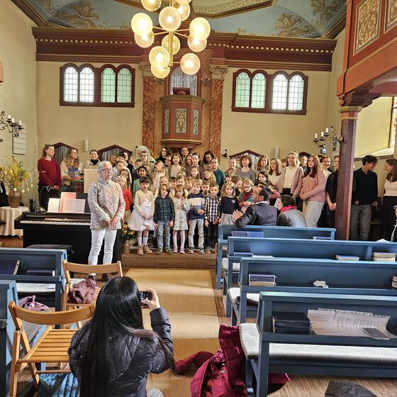 Ona und ihre Chöre (Foto: L. Heinke)