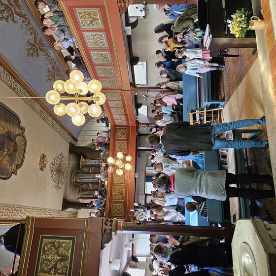 An ihrem langjährigen Arbeitsplatz: die Gemeinde applaudiert für Ona vor der Orgel (Foto: L. Heinke)