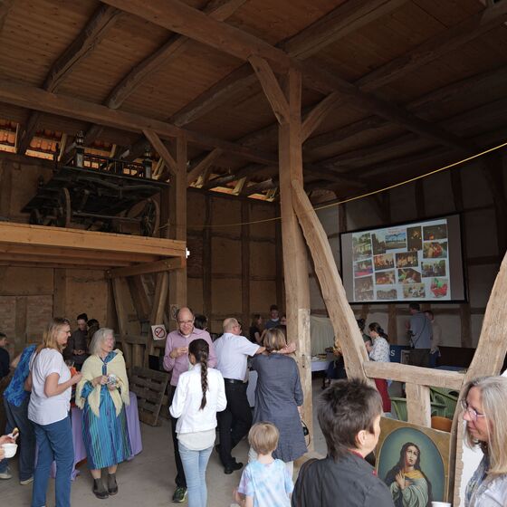 Beamerpräsentation in der Pfarrscheune (Foto: J. Schmidt-Wiegand)