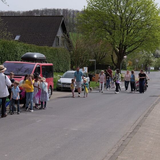 Auf dem Weg zur Kirche (Foto: J. Schmidt-Wiegand)
