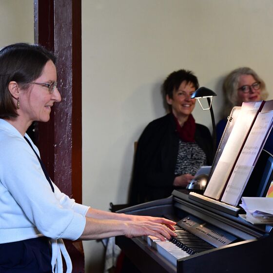 Katja Gollisch begleitet die Minisänger und KiSiGru (Foto: I. von der Heyde)