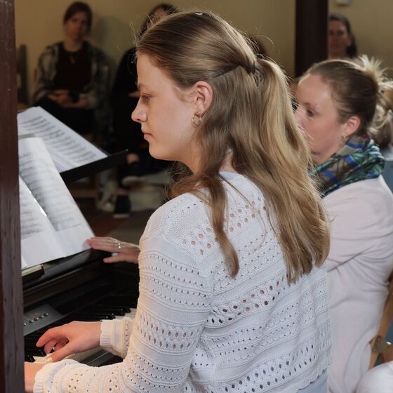 Ida Kulle begleitet das Männerquartett (Foto: J. Schmidt-Wiegand)