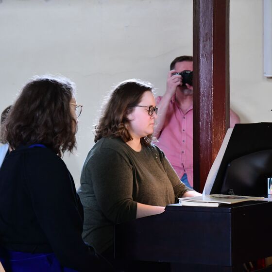 Karina Kücking sitzt für den Kleinen Chor am Klavier (Foto: I. von der Heyde)