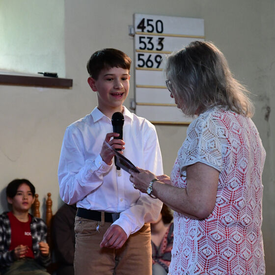 Für die Klavierschülerinnen und Schüler überreicht Henri Heller ein Fotobuch (Foto: I. von der Heyde)