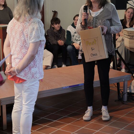 Eva Thienemann-Ahlers überreicht eine Box mit Briefen (Foto: J. Schmidt-Wiegand)