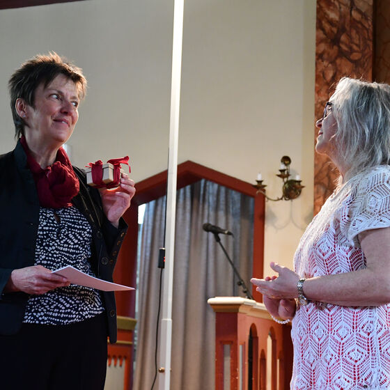 Silke Inselmann überreicht einen Stick mit alles Bildern, dem Film und der Präsentation aus der Scheune (Foto: I. von der Heyde) 