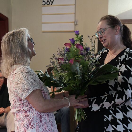 Gabi Kücking überreicht Blumen (Foto: J. Schmidt-Wiegand)