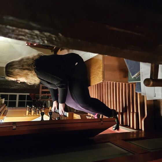 Karina Kücking eröffnet das Konzert an der Orgel (Foto: L. Heinke)